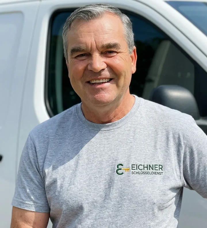 Eichner Schlüsseldienst Monteur vor Einsatzfahrzeug in Chur
